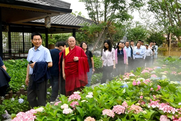 考察組在世園會(huì)國際園藝展區(qū)考察。記者 姜寒冬 攝.jpg11.jpg